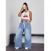 Jeans wide leg com cintura elástica e cordão, barra desfiada, lavagem desgastada, modelagem que afina e alonga