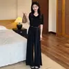 Elegante y estiloso conjunto de verano para mujer en estilo casual japonés y coreano, con un top corto y pantalones anchos de cintura alta, un conjunto de dos piezas relajado