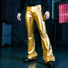 Nuevos pantalones de moda para hombre estilo europeo y americano, brillantes, de cuero sintético, cintura elástica, acampanados, para escenario y discoteca, corte ajustado, largos