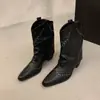 Botas de Calça Bico Fino Salto Bloco Botas de Cano Curto Francesas Femininas 2026 Novo Verão Corte em V Rebite Retro Botas Western Cowboy