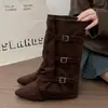Botas Knight de Mujer con Volantes Apilados Estilo Chica Picante Hebilla de Cinturón 2026 Otoño/Invierno Tacón Grueso Estilo Nuevo Punta Fina Botas Hasta la Mitad de la Pantorrilla Botas Adelgazantes
