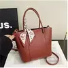 Bolsa de Ombro Feminina Grande Capacidade para o Dia a Dia Outono 2024 Bolsa Saco Moda Personalizada Lenço de Seda Bolsa Pequena Decorativa