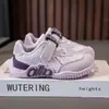 Zapatillas de malla doble con velcro para niños, unisex, con puntera anticolisión, suela suave, antideslizantes, zapatos casuales para niños pequeños