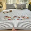 Nuevo Juego de Tres Piezas de Esterilla Refrigerante de Seda de Hielo para Verano 2026, Esterilla de Frijol de Hielo para Dormitorio de Estudiante, Esterilla de Verano para Niños Lavable a Máquina