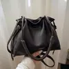 Bolsa de mão casual e moderna estilo coreano transfronteiriça, nova coleção outono 2026, bolsa de ombro estilosa, bolsa tipo balde de alta qualidade