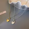 Collar largo con colgante geométrico dorado para mujer, simple y sofisticado, cadena para suéter de nicho de lujo ligero, accesorio versátil y elegante