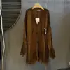 Nuevo Abrigo de Punto Holgado con Cuello en V de Longitud Media Estilo Wasteland Vintage Otoño 2026 con Dobladillo de Borlas