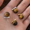 Pendientes de color Maillard otoño e invierno Nuevos pendientes retro de piedra de ojo de tigre de moda pendientes de lujo ligeros de una sola palabra geométricos simples