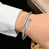 Pulsera Hebilla de Uña con Incrustaciones de Diamante, Electrochapado al Vacío Antidesvanecimiento, Artículo de Venta Caliente Transfronterizo con un Toque de Lujo Ligero y Estilo Minimalista