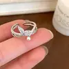 Moda Nicho Versátil Anel Aberto de Zircônia e Pérola Cauda de Peixe Elegante Simples Alto Padrão Joias de Moda de Luxo Leve para Mulheres