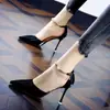 Scarpins de cetim vermelho com design sexy, apresentando uma única tira com fivela, bico fino e detalhes em strass, perfeitos para o verão de 2026 e ideais como sapatos de salto elegantes para mulheres