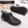 Botas de lluvia de verano modernas y casuales con suelas gruesas, forro de felpa y características antideslizantes, en estilo coreano, diseño de caña corta y corte bajo, adecuadas para mujeres