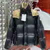 Jaqueta curta acolchoada Mengjia com contraste preto e dourado em nylon brilhante e laqueado para mulheres, jaqueta puffer curta estilo quente Parana