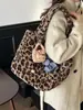 Bolso Relleno Estampado de Leopardo para Mujer 2025 Nuevo de Moda Invierno Único Lindo Bolso de Hombro Gran Capacidad Bolso Tote para Viajes Diarios