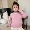 Camiseta Infantil Menina Elefantinho Tutu Estilo Novo Outono 2026 Camisa Base Falsa Dupla Peça Roupas Infantis Macias e Confortáveis para Pais e Filhos
