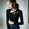 Camiseta negra con escote asimétrico, diseño de pétalo calado, top moderno, sexy, camisa pequeña, otoño, nuevo básico