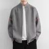 Cardigan Jaqueta de Tricô Color Block Listrado para Homem, Novo Estilo Americano Outono/Inverno 2026 Cardigan Espesso com Gola Alta