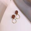 Plata S925 otoño e invierno simple disco de metal mate pintura moda foto callejera textura aretes aretes cortos para mujer B518