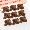 Lindo Oso Coreano Color Café Flocado Oso Saludando Muñeco de Oso Accesorios de Resina Diadema DIY Cuerda para el Cabello Material para Joyería