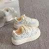 Tênis brancos de sola grossa femininos 2026 novo de primavera versáteis mocassins que aumentam a altura combinados com calças de perna larga, tênis casuais para estudantes