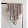 Estilo Novo Primavera 2026 Lenço Quadrado 90 Twill Estampado Integral com Letras, Estilo de Luxo Leve, Versátil para o Trabalho Diário, Xale com Proteção Solar para Mulheres