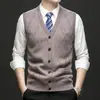 Novo colete cardigã de malha masculino para outono e inverno, sem mangas, cor sólida, casual, de abotoamento simples, colete de lã pura para meia-idade