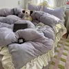 Juego de ropa de cama de cuatro piezas de terciopelo de leche bordado estilo francés, funda de edredón de terciopelo coral engrosada y cálida, juego de sábanas de tres piezas