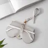 Estojo de óculos de sol estilo minimalista em couro, capa protetora com clipe à prova de poeira para óculos de sol, acessório portátil para pendurar estojo de óculos, estojo de óculos sol borboleta