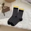 Meias da moda para outono e inverno, design de bloco de cores listrado canelado duplo, respiráveis, estilo preppy, comprimento até a panturrilha, atacado de Zhuji