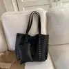 2026 E-commerce Transfronterizo Más Vendido Bolso de Hombro Versátil de Alta Gama para Viajes Diarios Bolso Nuevo con Remaches de Gran Capacidad