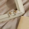 Pendientes de Aguja de Plata Imitación con Tachuelas Completas de Diamante y Perla, Diseño Floral Geométrico, Pendientes Elegantes y Delicados, Joyería de Oreja Simétrica con Goteo de Aceite para Mujer