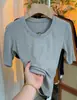 Elegante camiseta de algodón acanalado con cuello en U y manga de tres cuartos para mujer, nueva moda de principios de otoño 2026, versátil, ajustada, moderna, camiseta básica