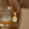 Collar de Acero de Titanio Dongguan para Mujer con Colgante en Forma de Corazón de Diamante Rosa Microincrustado, Cadena para Clavícula Versátil y de Moda Chapada en Oro de 18 Quilates