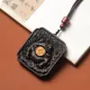 Pingente de Madeira de Águila com Sapo Dourado Incrustado, Finamente Esculpido para Boa Sorte, um Ornamento Cultural para o Ano de Nascimento, Pingente Ornamento Suspenso de Madeira de Águila de Imitação