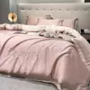 Juego de ropa de cama de cuatro piezas de seda helada lavada de alta gama con bordado, tacto lujoso, funda de edredón de verano, sábana bajera, juego de tres piezas para cama individual