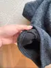 Nuevos pantalones de pierna ancha para mujer con un diseño texturizado, forro polar y cordón, que ofrecen calidez y un estilo relajado, casual y deportivo.
