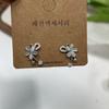 Pendientes de Flor con Piedra Ojo de Gato y Lazo 2026 Nueva Moda Versátiles para el Trabajo Clavos Dulces y Elegantes Venta al por Mayor