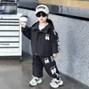 Traje Deportivo para Niños Primavera y Otoño 2026 Nuevo Estilo Coreano Conjunto Elegante de Dos Piezas con Chaqueta para Niños Pequeños Comercio Exterior