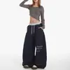 Calça de moletom esportiva feminina estilo americano com strass em formato de estrela e letras, modelagem solta, caimento fluido, afina a silhueta, perna larga, perna curva, calça casual longa