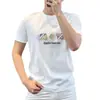Camiseta para hombre, de manga corta, estilo europeo, corte slim, a la moda, colección de verano 2025, con múltiples elementos de diseño, cuello redondo, tela de alta calidad y un toque de lujo