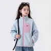 Jaqueta de Fleece para Meninas Outono/Inverno 2026 Novo Estilo Crianças Maiores Essencial para Uniforme Escolar Meninas Blusa Camada Base Infantil com Fleece