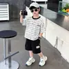 Conjunto de Verão Xadrez para Meninos 2026 Novo Estilo Coreano Conjunto Esportivo Casual de Manga Curta Fino para Crianças de Meia-Idade e Mais Velhas