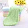 Toalla cuadrada absorbente de fibra fina para babas de bebé, patrón de dibujos animados, cuadrado pequeño, venta al por mayor, guardería, cuadrado en relieve