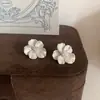 Brincos de Flor de Metal com Zircônia Estilo Coreano Simples de Nicho para Mulheres Novo Estilo Leve Luxo Elegante High-End Brincos para Mulheres