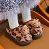 Pantuflas de algodón para niños con estampado de leopardo y felpa gruesa, zapatillas suaves de dibujos animados 3D para bebé, calzado esponjoso para padres e hijos