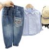 Jeans de dibujos animados con bolsillo trasero para primavera y otoño para niños 2025 Nuevos pantalones de mezclilla Jeans azules para niños Ropa para niños