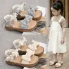 Sandalias abiertas de perlas estilo Chanel para niños 2026 verano nuevo versión coreana mariposa pequeña zapatos de moda princesa para niñas
