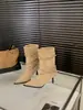 Botas femininas de camurça de bico fino com salto alto, coleção primavera/outono 2026, botas de cano médio empilhadas para usar com saias, botinhas estilo francês