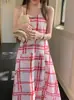 Toma real Estilo vacacional~ Vestido camisola de tirantes largo ajustado a la cintura con cuello en V de cuadros rojos de color contrastante Ropa para mujer estilo coreano