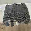 Camiseta Henley de Rayas Long-Termism Ajustada con Cintura Plisada y Bordado de Letras Manga Larga Cuello Henley Camisa Base Top para Primavera